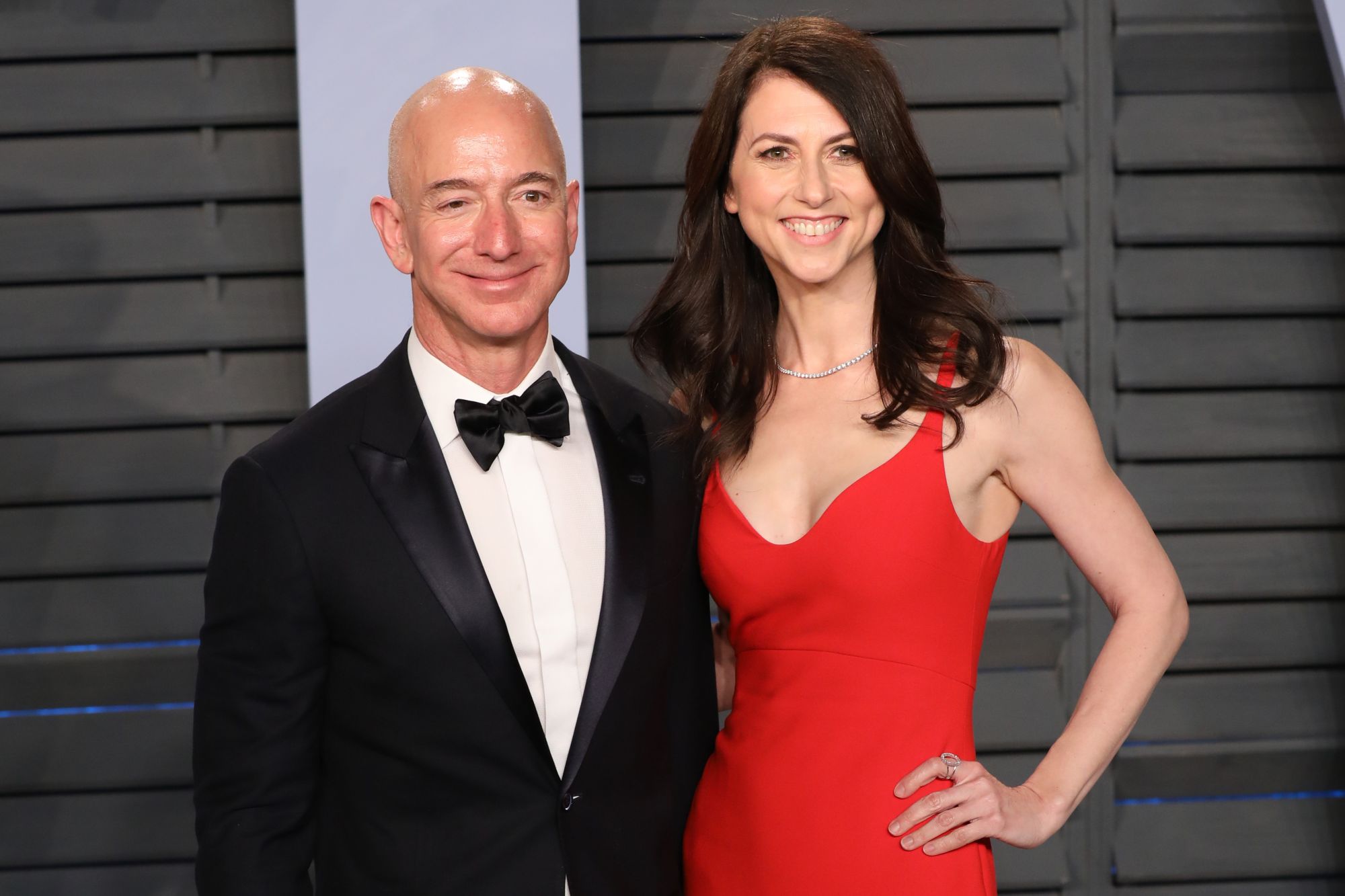 BEVERLY HILLS, CALIFORNIA - MARCH 04: Jeff Bezos (L) and MacKenzie Bezos attends the 2018 Vanity Fair Oscar Party hosted by Radhika Jones at Wallis Annenberg Center for the Performing Arts on March 04, 2018 in Beverly Hills, California. (Photo by Toni Anne Barson/Getty Images)