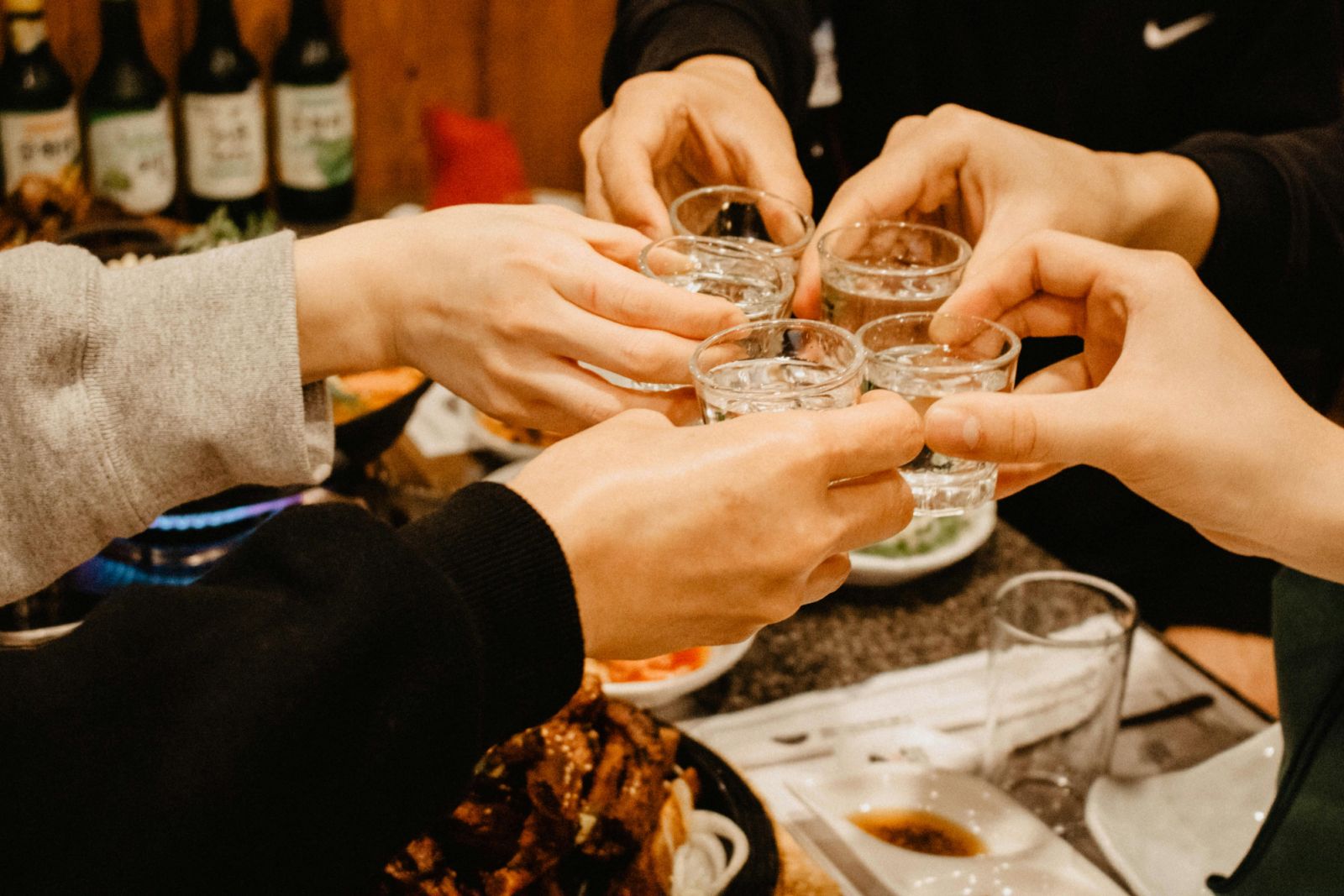 The enduring popularity of Korean drinking games across age groups demonstrates their effectiveness in facilitating social bonds (Photo: Pexels)