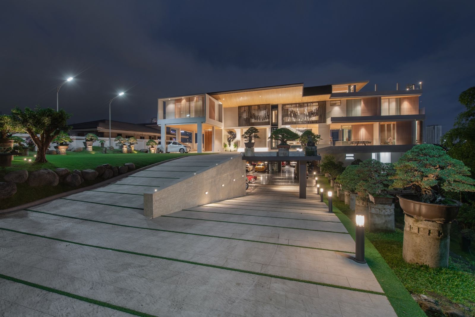 The exterior of a cliffside home in Quezon City (Photo: Greg Mayo)